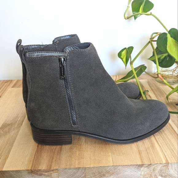 JESSICA Simpson Grey Suede Leather Booties 6.5 Chelsea side zip - Picture 2 of 9